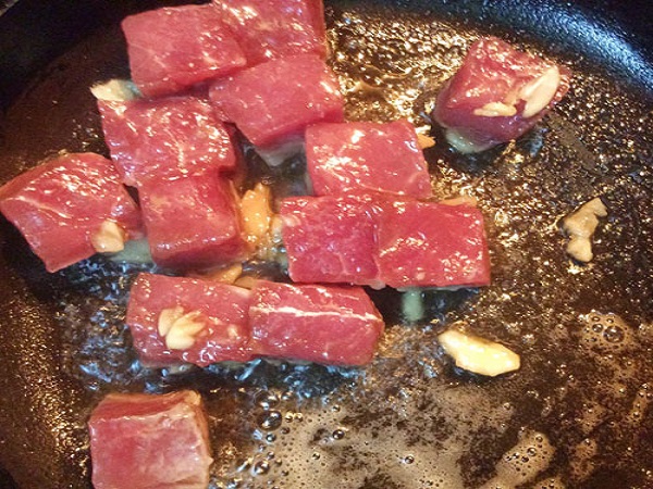xào thịt bò với gia vị