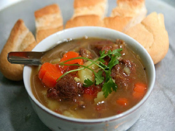 bò sốt vang nên ăn với bánh mì sẽ rất ngon