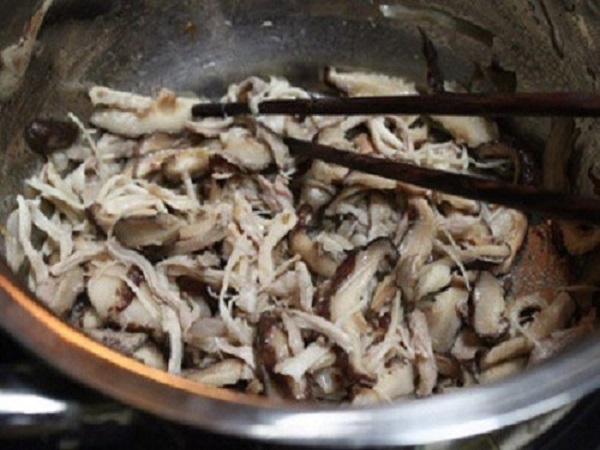 xào thịt gà với nấm