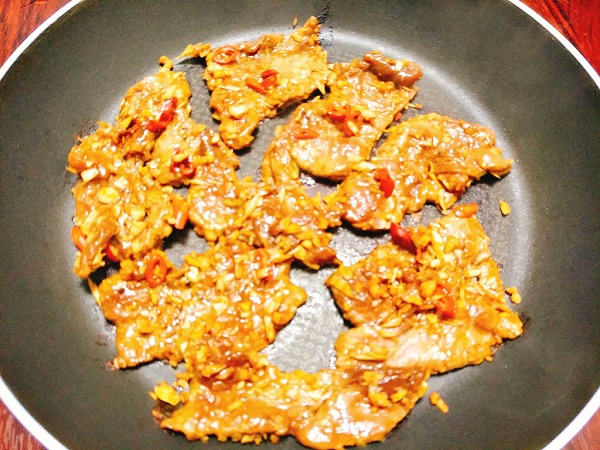 xào thịt bò trên chảo