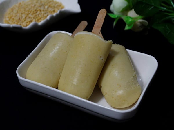 cho hỗn hợp kem đậu xanh vào khuôn