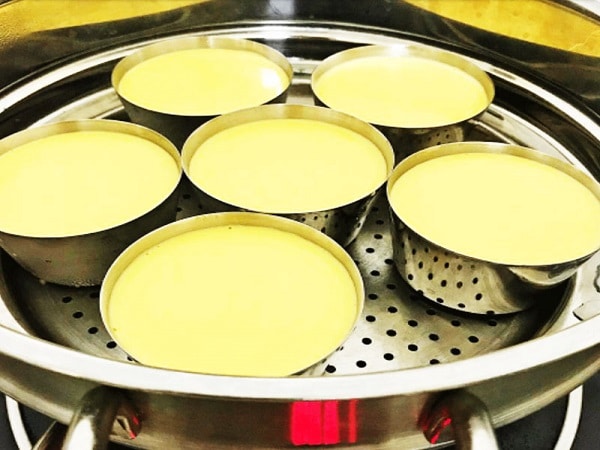 cho kem flan vào khuôn