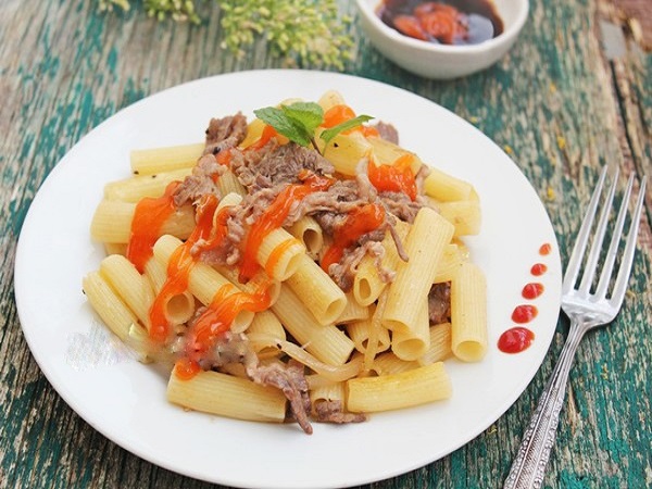 tận hưởng thành quả món nui xào bò ngon
