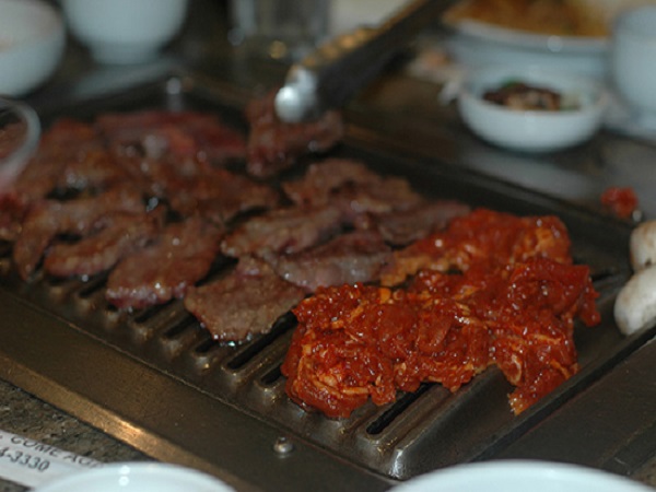 nướng thịt bò trên vỉ nướng
