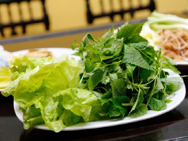 rau sống rửa sạch ăn kèm với bò nhúng dấm