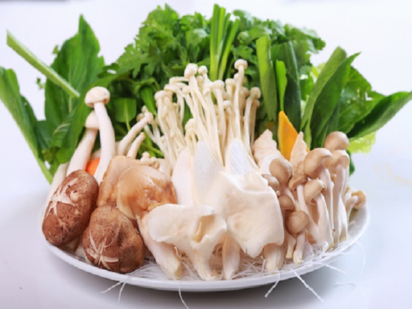 chuẩn bị rau sống ăn lẩu bò