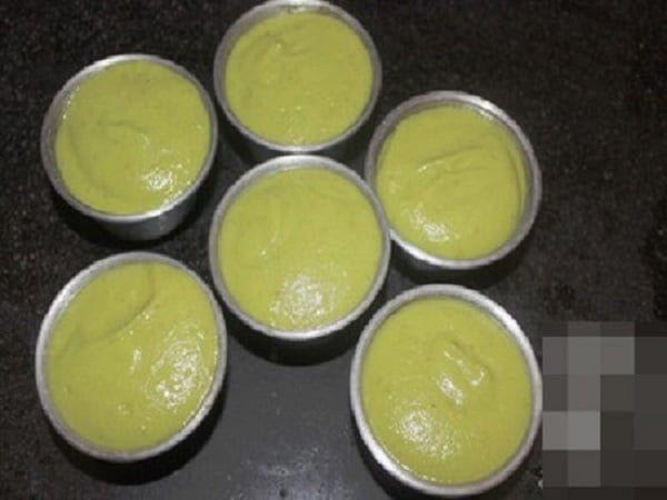 cho chè bơ vào khuôn
